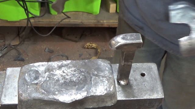 Forging a single piece hourglass gauntlet, knuckles and rider plate part 3 of 3. смотреть онлайн
