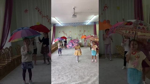 Танец с зонтиками (репетиция к осеннему празднику) смотреть онлайн