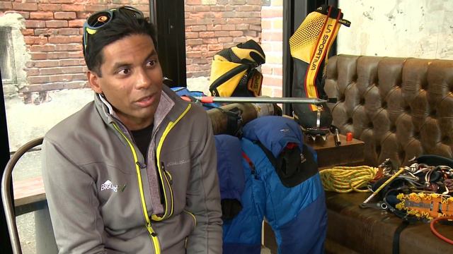 Ottawa man helps save a life on Everest - CTV News Broadcast смотреть онлайн