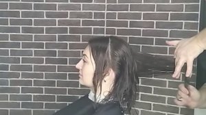 Видеоурок 23 Женская слоистая стрижка средней длины.