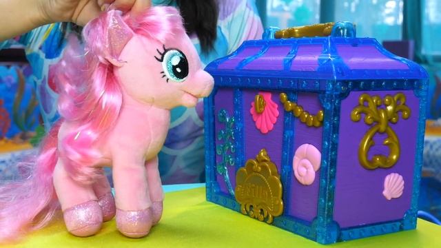 Игрушки для девочек - Май Литл Пони хотят в Парк аттракционов! Видео про игры Сундук Русалки смотреть онлайн