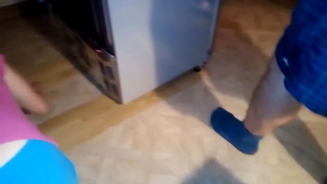 Двигаем холодильник на ламинате по ПВХ кварц виниловой плитке, не царапая её