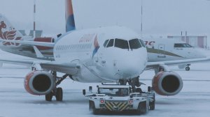 СНЕЖНЫЙ КОЛЛАПС В ПУЛКОВО. Вид на перрон из пассажирского терминала