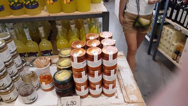 Городок Лимоне суль Гарда местный магазин интересная продукция которую можно купить только там. смотреть онлайн