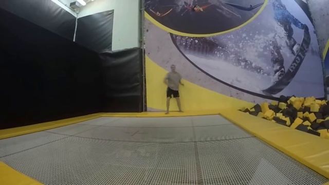 Семейный отдых. Прыжки на батуте. смотреть онлайн