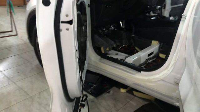 Kia Sorento. За счет полной шумоизоляции достигается максимальный звуковой (акустический) комфорт. смотреть онлайн