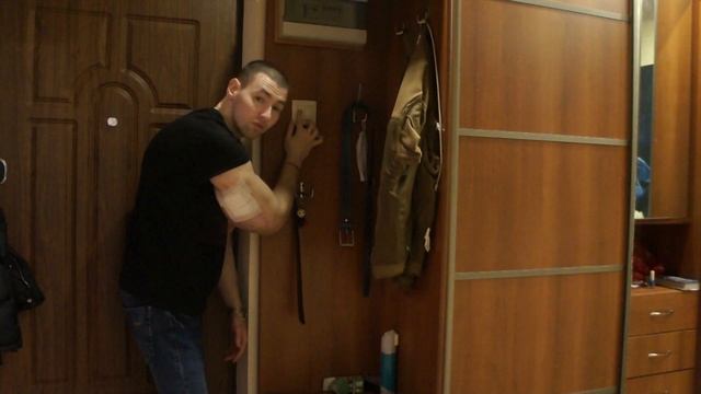 Ремонтирую своими руками выключатель от света (220Вольт).Кричу и плачу. смотреть онлайн