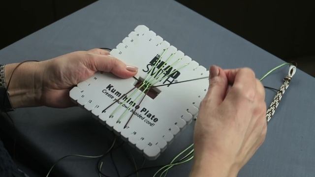 How to use the kumihimo square plate to make flat braid смотреть онлайн