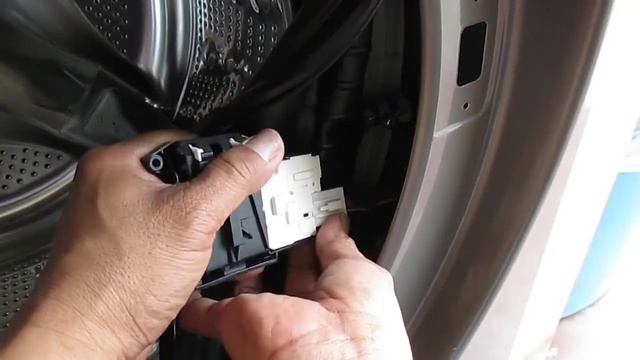 ??HOW TO FIX "DE 2" ERROR CODE (DOOR LOCK REPLACEMENT) LG WASHING MACHINE FRONT LOAD смотреть онлайн