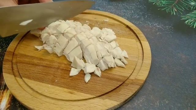 Салат ОЛИВЬЕ с куриной грудкой! | Новогоднее меню смотреть онлайн