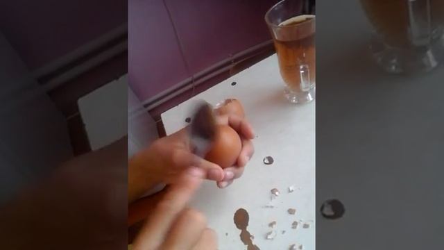 Как быстро очистить яйцо а в конце смешно смотреть онлайн
