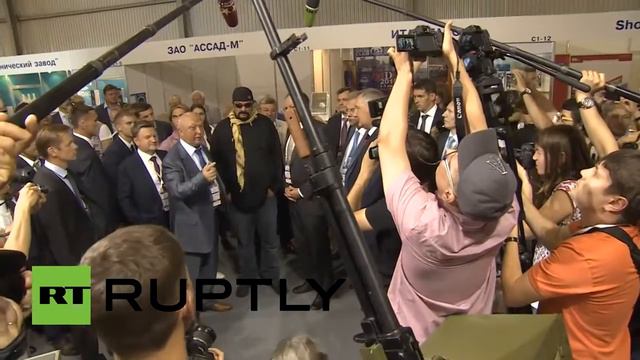 Новое. Стивен Сигал составил компанию Рогозину на выставке "Оборонэкспо-2014" в Жуковском. смотреть онлайн