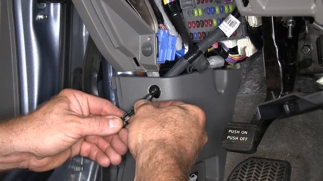 etrailer | Blue Ox Fuse ByPass Switch Installation - 2011 Honda CR-V смотреть онлайн