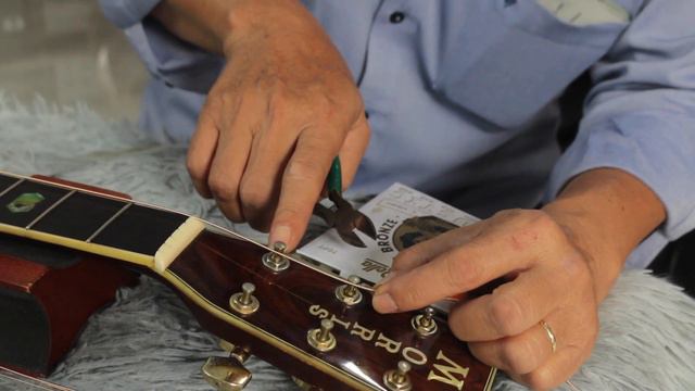 [Tập 1] Cách thay dây đàn Guitar Acoustic / Đàn dây sắt смотреть онлайн