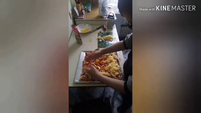 Как приготовить вкусную пиццу в домашних условиях? Первое видео на канале. смотреть онлайн