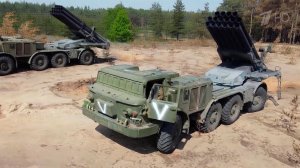 На боевом посту российские ракетные системы залпового огня "Ураган"