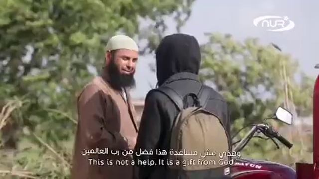 Молодой парень помогает бедным людям смотреть онлайн