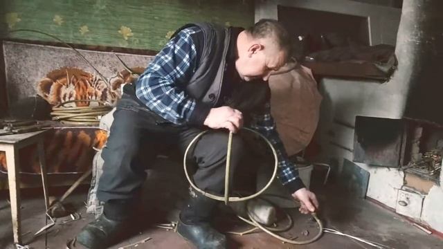 Плетение корзин.Дедушка плетет корзины! Часть 1 смотреть онлайн