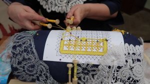 Плетение на коклюшках. Урок 6. Соединение нескольких пар в момент плетения.