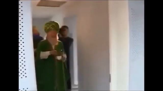 Святой Анатолий Окропитель (Талгат Таджуддин) целует икону. Это дно!!! смотреть онлайн