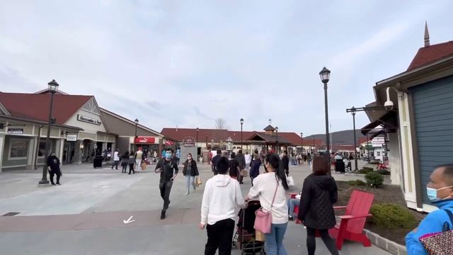 Walking Around Woodbury Common Shopping Outlet . смотреть онлайн
