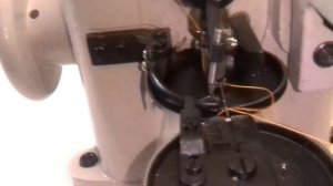 Заправка ниток в скорняжной швейной машинке