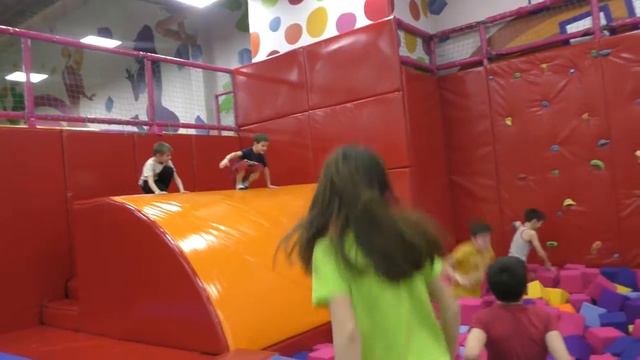 Близнецы и детский развлекательный центр Флай парк. Лабиринт батут стена скалолаза ШАРИКИ