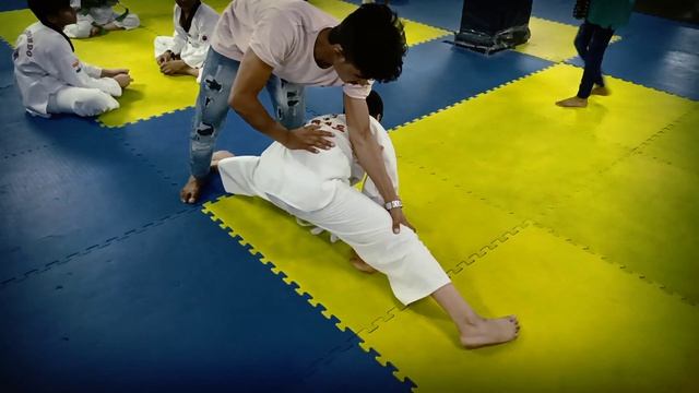 Taekwondo stretching day#Latihansplittaekwondo 9#martialart #olympicgame #taekwondostretching смотреть онлайн
