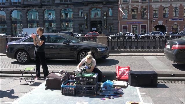 Девушка красиво рисует баллончиками на улице смотреть онлайн