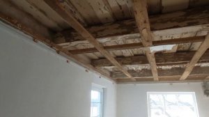 Переделка 100-летнего деревенского дома. Снимаю старый потолок.