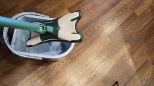 Удобная швабра с отжимом для мытья пола.