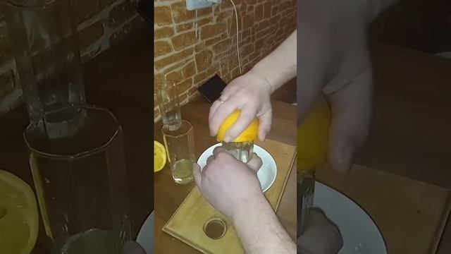 Как выдавить больше сока с апельсина подручным способом-2сравнения-полное видео на канале смотреть онлайн