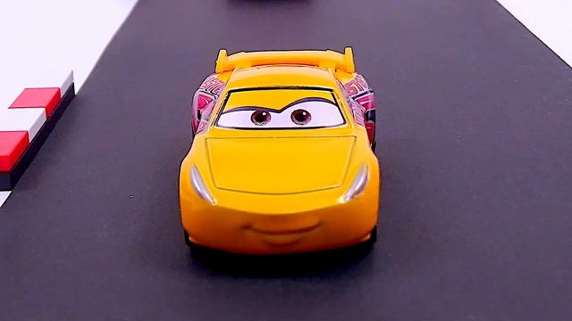 Lightning McQueen VS Cruz Ramirez Race! Disney Cars Toys Stop Motion Animation - Ladybird TV смотреть онлайн