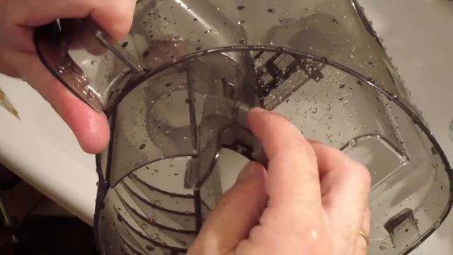 Philips PowerPro Activ Cyclone 7 FC9570. Мойка контейнера, фильтров. смотреть онлайн