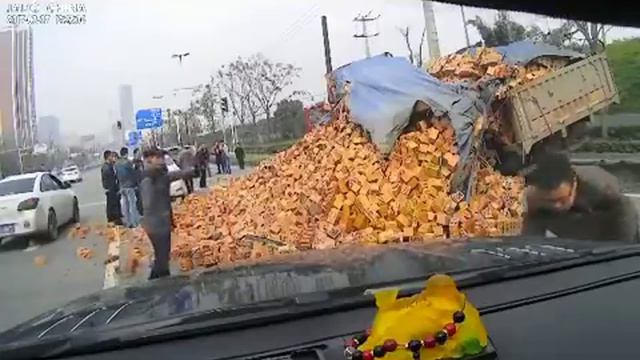 Фура с кирпичами упала на машину смотреть онлайн