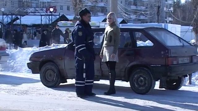 С праздником милые дамы! ОГИБДД вручает цветы. смотреть онлайн