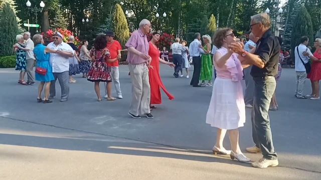 А я люблю тебя - мою чужую!!!??Танцы в парке Горького!!!??Харьков??2021 смотреть онлайн