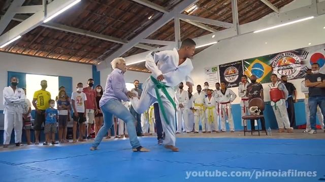 Old Man prank Taekwondo - Vovô invade TKD смотреть онлайн