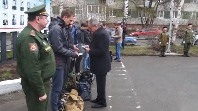 Первая весенняя отправка! 11 серовских парней отправились на службу смотреть онлайн