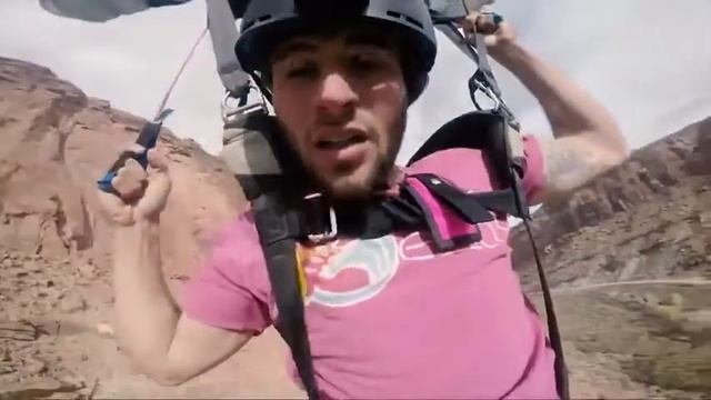 Парашютный Экстрим: "ПАРАШЮТ ЗАПУТАЛСЯ"На видео попали минуты жизни парашютиста смотреть онлайн