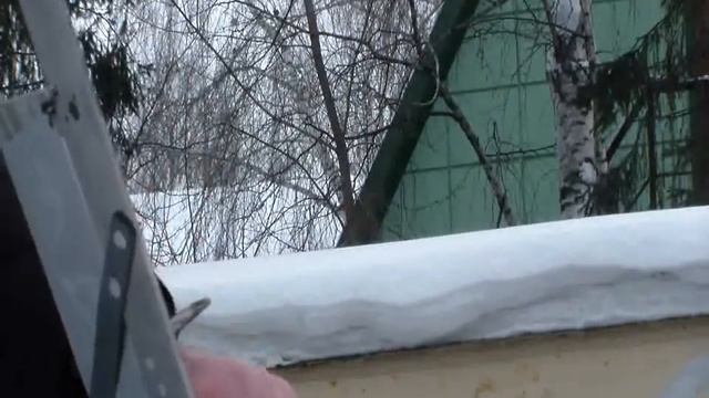 КАК УБРАТЬ СНЕГ с крыши теплиц,навесов смотреть онлайн