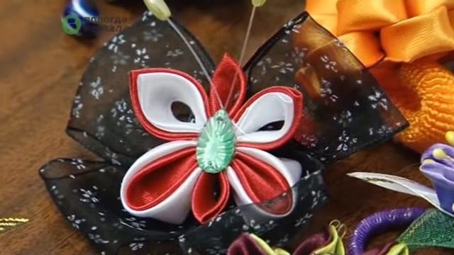 Новому искусству канзаши обучают теперь и посетительниц центра «Забота» смотреть онлайн