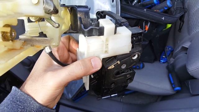 Hyundai Santa Fe 2007 - 10, Rear Door Panel Removal  & Changing The Door Lock Actuator