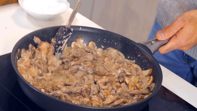Бефстроганов с картофельными драниками. Как в ресторане и даже лучше. Рецепт Константина Оганезова смотреть онлайн
