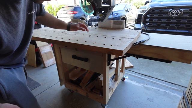 Folding Shelf Brackets On a Mobile Miter Saw Cart смотреть онлайн