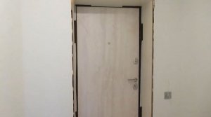 Оформление широких откосов входной двери узкими доборами