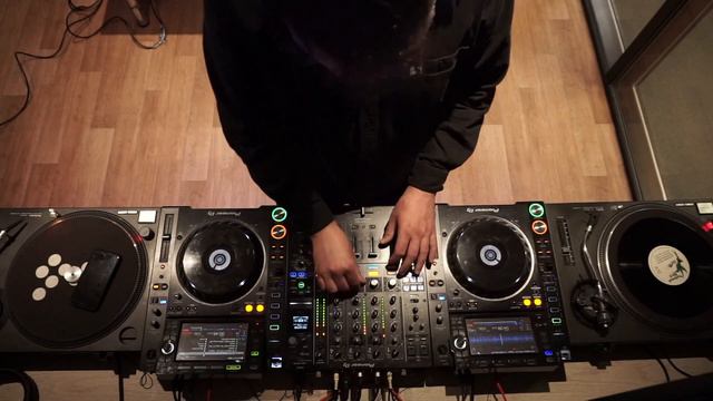 Om Unit | We Out Here: Online & On Air | May смотреть онлайн