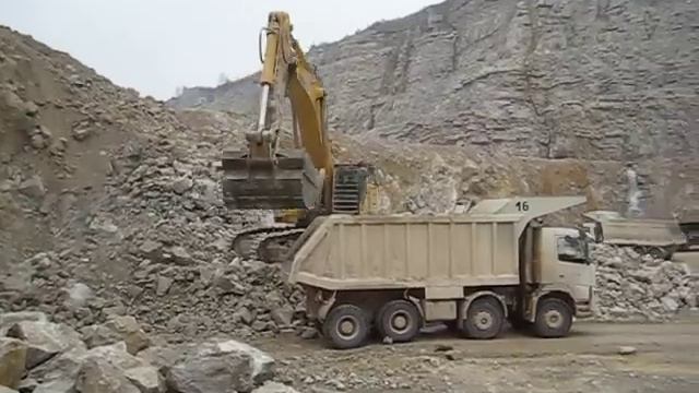 Excavator Loading Volvo Truck By Big Rocks │Экскаватор грузит самосвал Вольво большими камнями