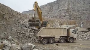 Excavator loading Volvo truck by big rocks │Экскаватор грузит самосвал Вольво большими камнями