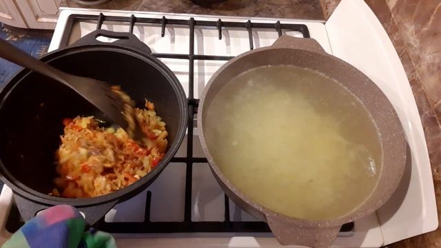 Суп с курицей, овощами и яйцами. смотреть онлайн